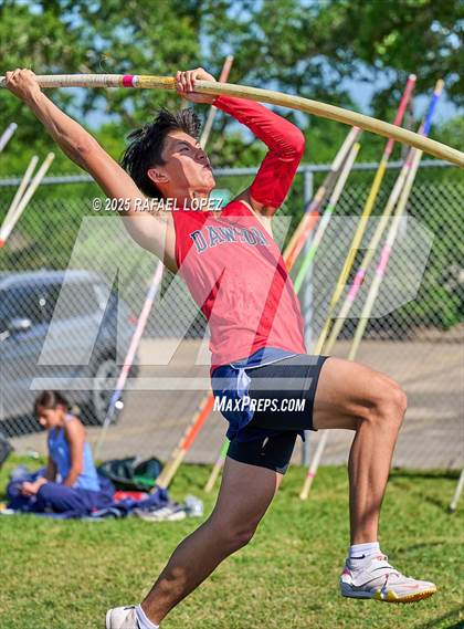 Thumbnail 1 in UIL 6A Track & Field Area 21&22 (Pole Vault) photogallery.