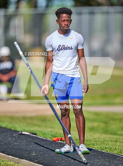 Thumbnail 1 in UIL 6A Track & Field Area 21&22 (Pole Vault) photogallery.