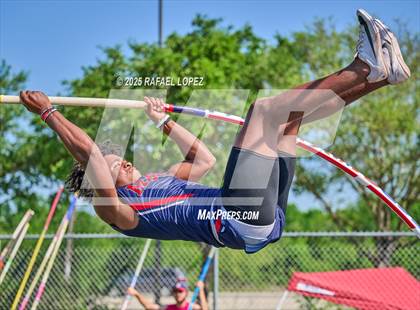 Thumbnail 1 in UIL 6A Track & Field Area 21&22 (Pole Vault) photogallery.
