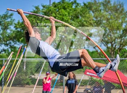 Thumbnail 3 in UIL 6A Track & Field Area 21&22 (Pole Vault) photogallery.
