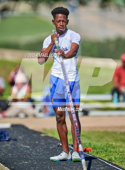 Thumbnail 1 in UIL 6A Track & Field Area 21&22 (Pole Vault) photogallery.