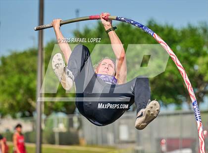 Thumbnail 3 in UIL 6A Track & Field Area 21&22 (Pole Vault) photogallery.