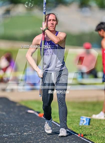 Thumbnail 2 in UIL 6A Track & Field Area 21&22 (Pole Vault) photogallery.