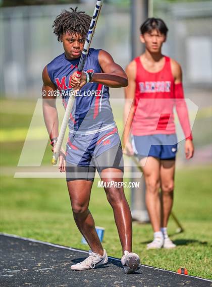 Thumbnail 1 in UIL 6A Track & Field Area 21&22 (Pole Vault) photogallery.