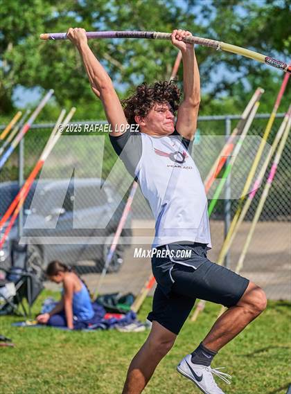 Thumbnail 2 in UIL 6A Track & Field Area 21&22 (Pole Vault) photogallery.