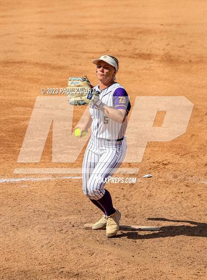 Thumbnail 2 in D'Hanis vs. Hermleigh (UIL 1A StateFinal) photogallery.