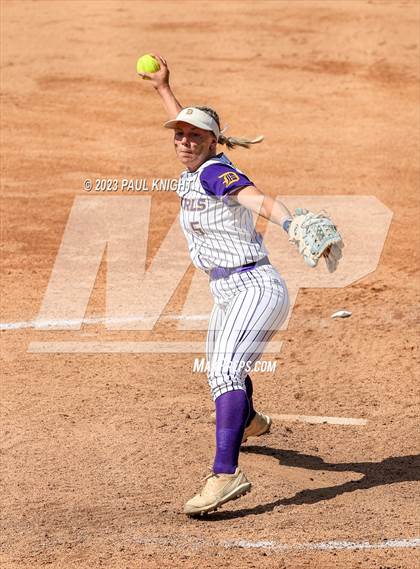 Thumbnail 2 in D'Hanis vs. Hermleigh (UIL 1A StateFinal) photogallery.