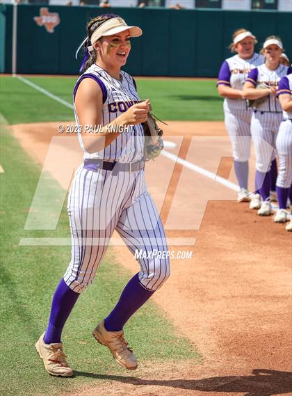 Thumbnail 3 in D'Hanis vs. Hermleigh (UIL 1A StateFinal) photogallery.