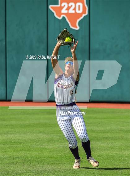 Thumbnail 2 in D'Hanis vs. Hermleigh (UIL 1A StateFinal) photogallery.