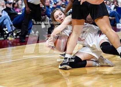 Thumbnail 1 in Chapel Hill vs. Woodville (UIL 3A Final) photogallery.