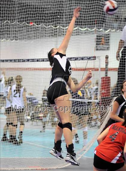 Thumbnail 3 in DuPont Manual vs Dunbar (Louisville Invitational Tournament) photogallery.