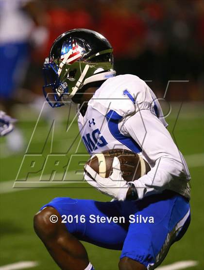 Thumbnail 2 in Centennial vs. IMG Academy (2016 Honor Bowl) photogallery.