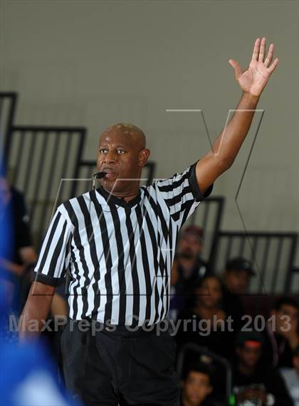 Thumbnail 2 in Westchester vs. Capital Christian (MaxPreps Holiday Classic) photogallery.