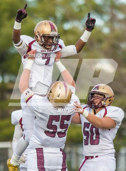 Thumbnail 2 in Holy Trinity vs. Iona Prep (NYCHSFL Class AA Final) photogallery.