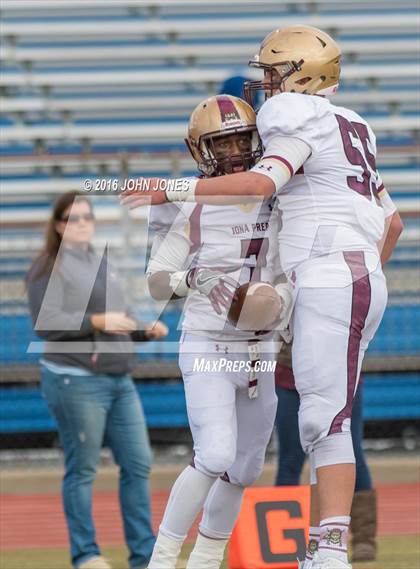 Thumbnail 2 in Holy Trinity vs. Iona Prep (NYCHSFL Class AA Final) photogallery.