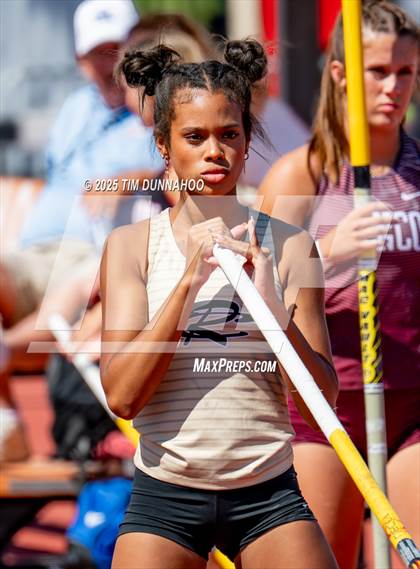 Thumbnail 3 in UIL 6A Girls Track & Field Finals photogallery.