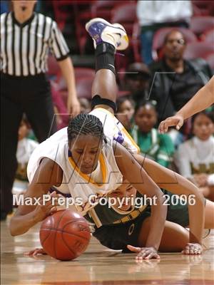 Thumbnail 3 in Lynwood vs. Long Beach Poly (CIF SoCal D1 Final) photogallery.