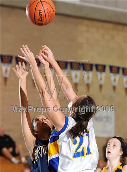 Thumbnail 2 in River City vs. Lincoln (Lincoln Invitational) photogallery.