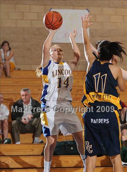 Thumbnail 2 in River City vs. Lincoln (Lincoln Invitational) photogallery.