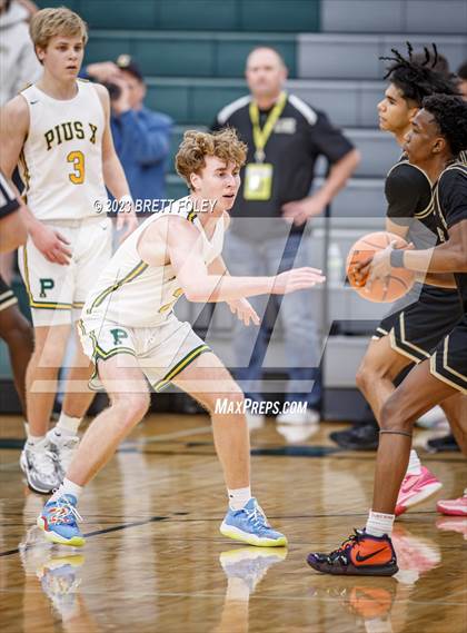 Thumbnail 3 in Lincoln Southeast vs. Pius X photogallery.
