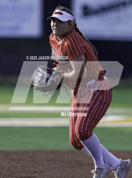 Thumbnail 2 in Sundown vs. Muenster (UIL Softball 2A Region 2 Semifinal Game 1) photogallery.