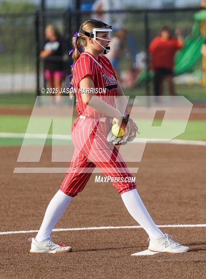 Thumbnail 2 in Sundown vs. Muenster (UIL Softball 2A Region 2 Semifinal Game 1) photogallery.