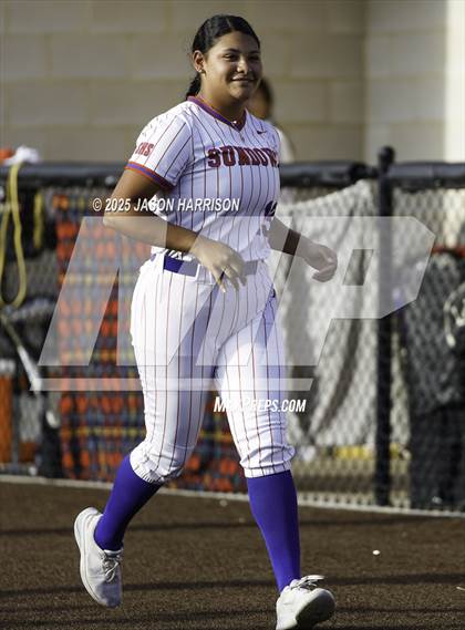 Thumbnail 2 in Sundown vs. Muenster (UIL Softball 2A Region 2 Semifinal Game 1) photogallery.