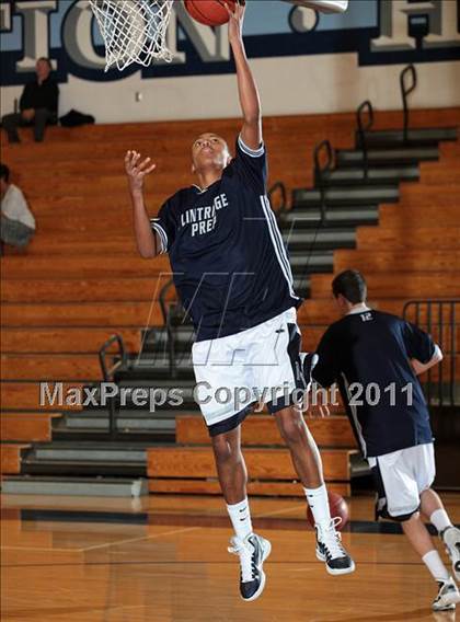 Thumbnail 3 in Flintridge Prep vs. Simi Valley (Falcon Classic) photogallery.