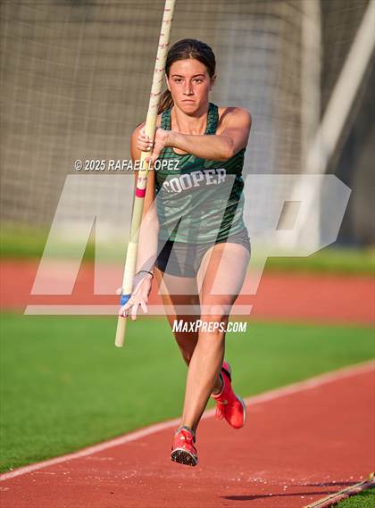 Thumbnail 2 in Eagle No Tax Relays (Pole Vault) photogallery.