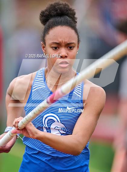 Thumbnail 2 in Eagle No Tax Relays (Pole Vault) photogallery.