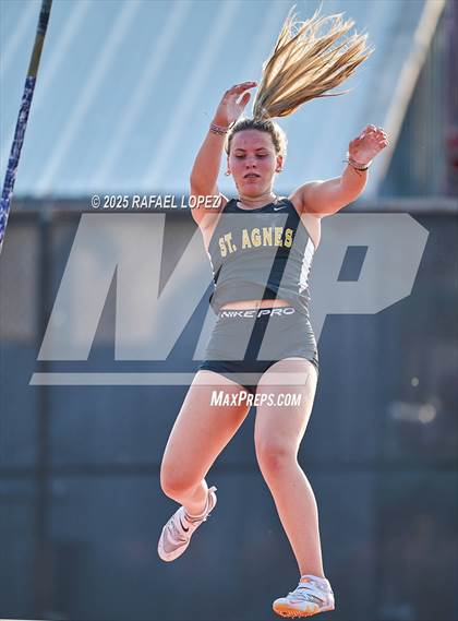 Thumbnail 1 in Eagle No Tax Relays (Pole Vault) photogallery.