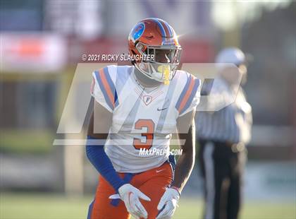 Thumbnail 3 in Cary-Grove vs. East St. Louis (IHSA Class 6A Final) photogallery.