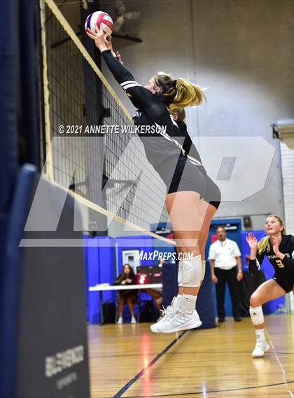 Thumbnail 3 in Skutt Catholic vs. Santa Fe (Nike Tournament of Champions) photogallery.