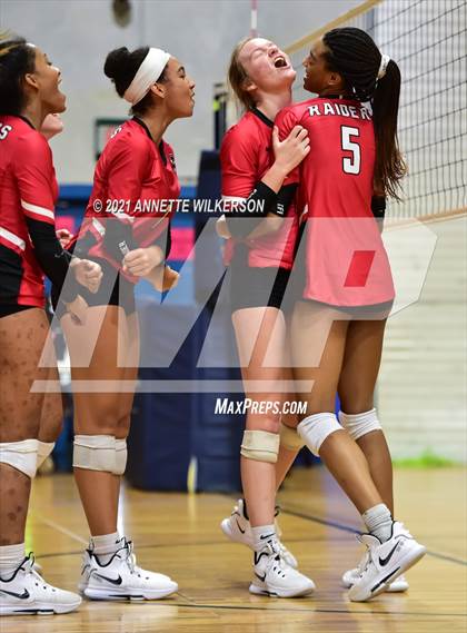 Thumbnail 2 in Skutt Catholic vs. Santa Fe (Nike Tournament of Champions) photogallery.