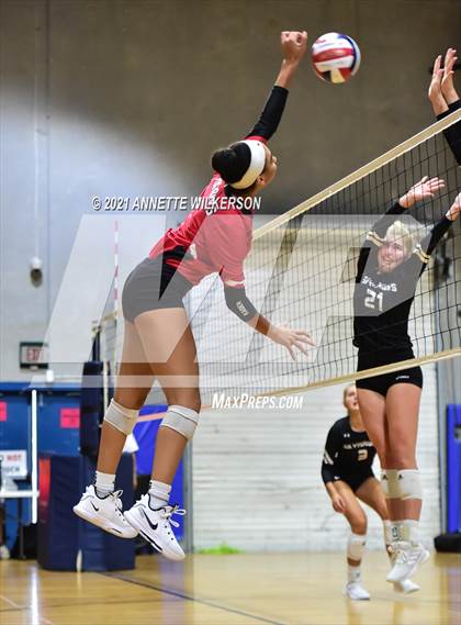 Thumbnail 1 in Skutt Catholic vs. Santa Fe (Nike Tournament of Champions) photogallery.