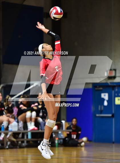 Thumbnail 3 in Skutt Catholic vs. Santa Fe (Nike Tournament of Champions) photogallery.