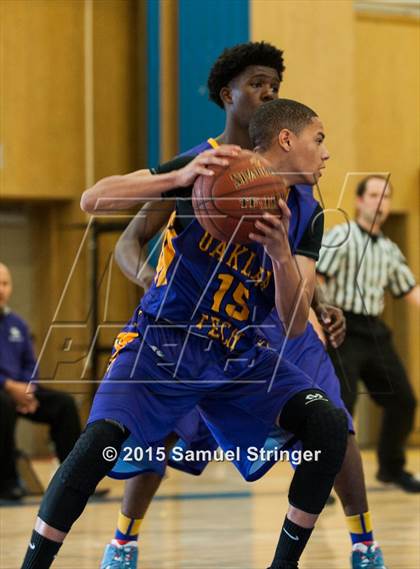 Thumbnail 1 in Oakland Tech vs. Pinole Valley (Frank Marymee Classic) photogallery.