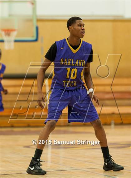 Thumbnail 1 in Oakland Tech vs. Pinole Valley (Frank Marymee Classic) photogallery.
