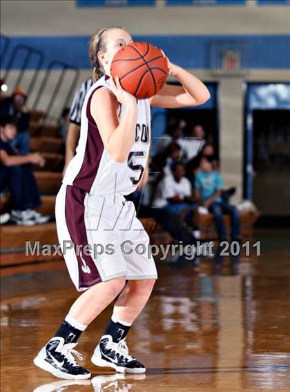 Thumbnail 2 in Alcoa vs Anderson County (Kroger Thanksgiving Classic) photogallery.