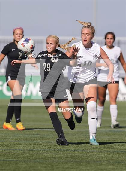 Thumbnail 2 in Farmington vs. Davis (UHSAA 6A Final) photogallery.