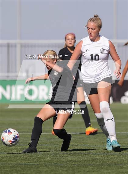 Thumbnail 3 in Farmington vs. Davis (UHSAA 6A Final) photogallery.