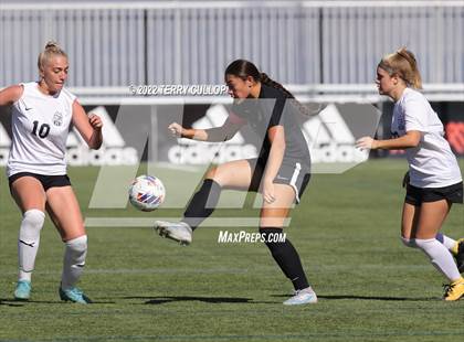 Thumbnail 2 in Farmington vs. Davis (UHSAA 6A Final) photogallery.