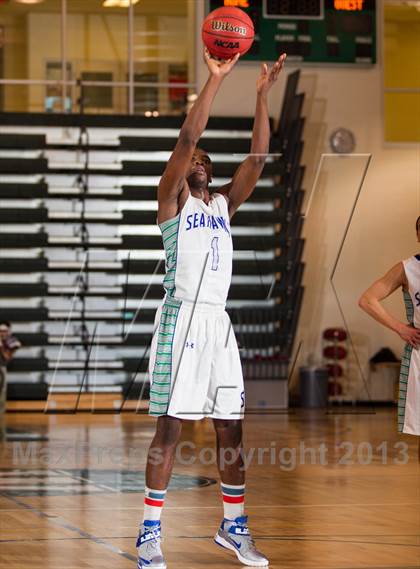 Thumbnail 2 in Centreville vs South Lakes (Wakefield Holiday Tournament) photogallery.