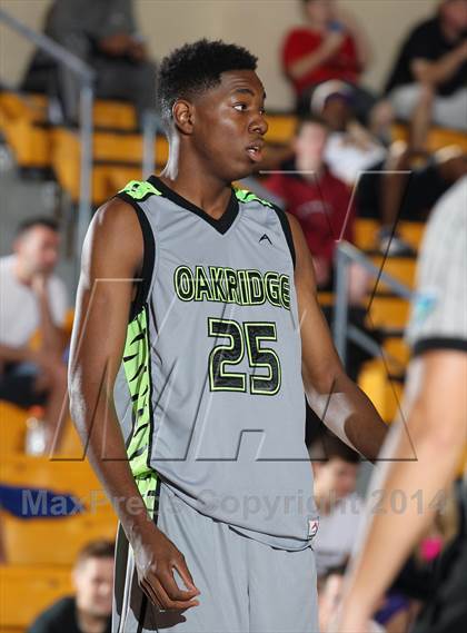 Thumbnail 3 in Oak Ridge vs. St. John Bosco (City of Palms Classic) photogallery.