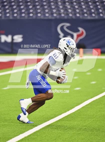 Thumbnail 2 in King vs. Fort Bend Hightower (UIL Football 6A D2 Region 3 Regional) photogallery.