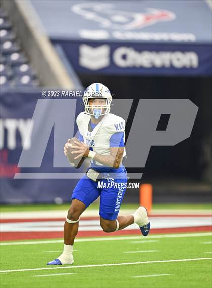 Thumbnail 1 in King vs. Fort Bend Hightower (UIL Football 6A D2 Region 3 Regional) photogallery.
