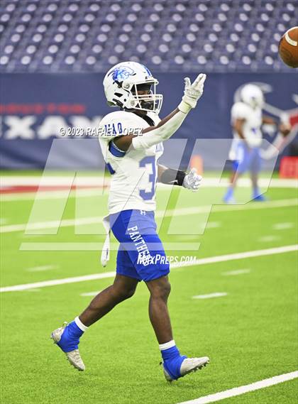 Thumbnail 1 in King vs. Fort Bend Hightower (UIL Football 6A D2 Region 3 Regional) photogallery.