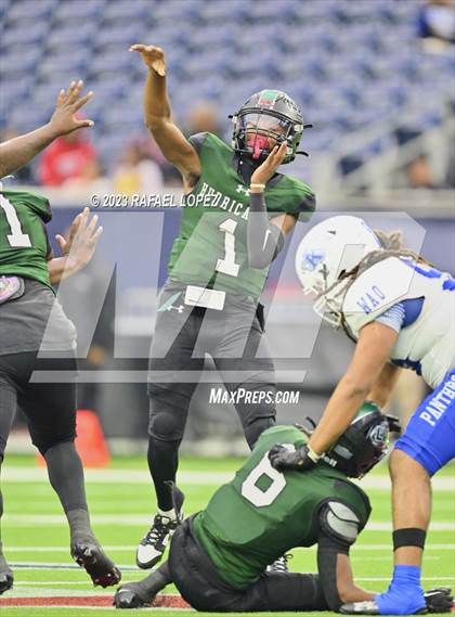 Thumbnail 1 in King vs. Fort Bend Hightower (UIL Football 6A D2 Region 3 Regional) photogallery.