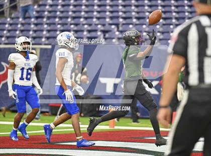 Thumbnail 2 in King vs. Fort Bend Hightower (UIL Football 6A D2 Region 3 Regional) photogallery.