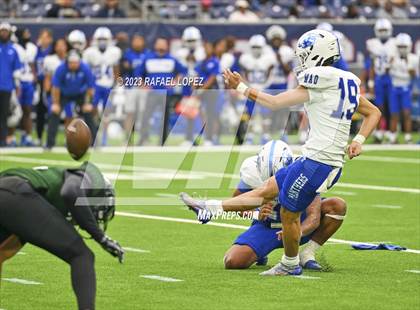 Thumbnail 1 in King vs. Fort Bend Hightower (UIL Football 6A D2 Region 3 Regional) photogallery.
